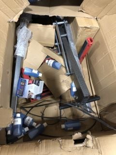 SINGLE POST HYDRAULIC MOTORCYCLE LIFT - 450KG WEIGHT - *HEAVY - BRING ADEQUATE MANPOWER* CAPACITY - TWO LOCKING POSITIONS APPROX RRP £598