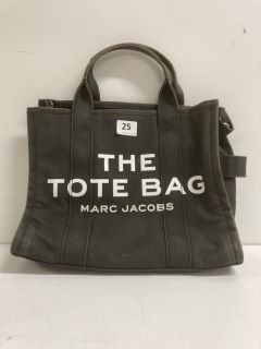 THE MEDIUM TRAVELLER TOTE BAG BY MARC JACOBS IN BLACK