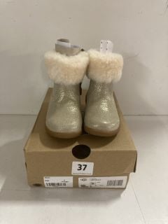 PAIR OF UGG YOUTH JORIE METALLIC BOOTS - SIZE 5 YOUNGER