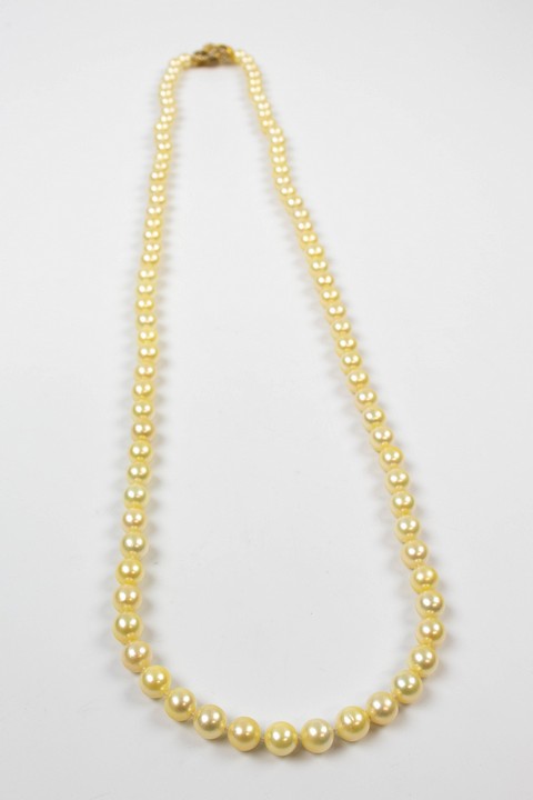 18K Yellow 0.80ct Diamond Clasp and Akoya Cultured Pearls Necklace, 89cm, 90.8g. Colour F-G, Clarity VS. Report WGI9624137081.  Auction Guide: £1,900-£2,400 (VAT Only Payable on Buyers Premium)
