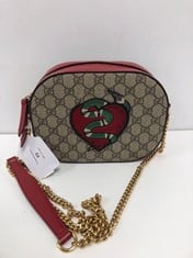 GUCCI, KINGSNAKE HEART EMBROIDERED ZIP BAG BEIGE/RED SUPREME COATED CANVAS SHOULDER BAG WITH GOLD CHAIN. ITEM TO INCLUDE DUSTBAG WITH AN ESTIMATED SIZE OF 21*16*6CM (ITEM INCLUDES A CERTIFICATE OF AU