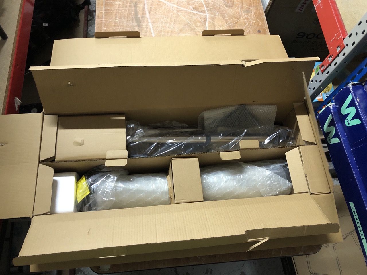 John Pye Auctions CELESTRON ASTROMASTER LT 60 AZ TELESCOPE