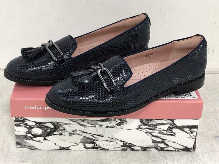 John Pye Auctions MODA IN PELLE WOMENS METAL TRIM TASSEL FRONT SHOE IN NAVY LIZARD UK SIZE 6