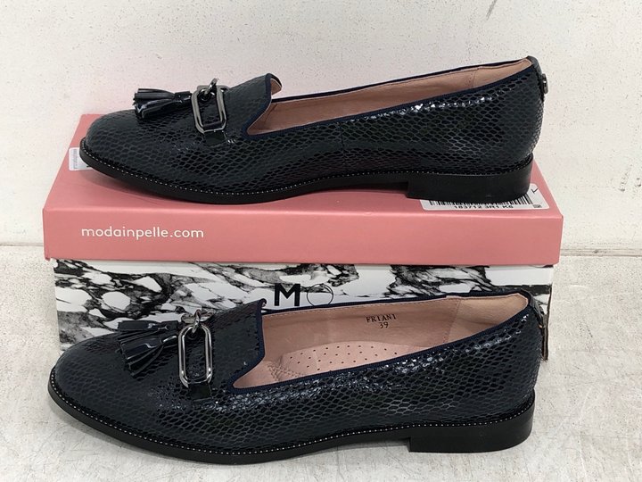 John Pye Auctions MODA IN PELLE WOMENS METAL TRIM TASSEL FRONT SHOE IN NAVY LIZARD UK SIZE 6