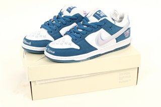 NIKE SB DUNK LOW PRO TRAINERS IN BLUE/WHITE - UK 7.5 - RRP £450.00: LOCATION - A*