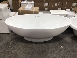 1680 X 810MM MODERN TWIN SKINNED DOUBLE ENDED FREESTANDING BATH WITH INTEGRAL CHROME SPRUNG WASTE & OVERFLOW - RRP £1239: LOCATION - C2