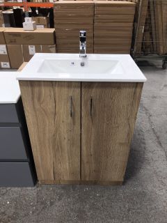 (COLLECTION ONLY) FLOOR STANDING 2 DOOR SINK UNIT IN OAK EFFECT WITH 610 X 400MM 1TH CERAMIC BASIN COMPLETE WITH MONO BASIN MIXER TAP & CHROME SPRUNG WASTE - RRP £730: LOCATION - C3