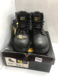 PAIR OF GRAFTERS LEATHER PADDED SAFETY SHOES IN BLACK - UK 7: LOCATION - BR2