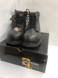 PAIR OF GRAFTERS LEATHER PADDED SAFETY BOOTS IN BLACK - UK 12: LOCATION - BR2