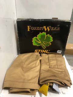 2 X PAIRS OF MENS ROUGHNECK CLOTHING CARGO SHORTS IN TAN - UK 40 TO ALSO INCLUDE STIHL PROTECTIVE GAITORS IN GREEN - SIZE L: LOCATION - BR3