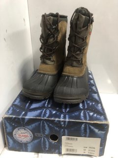 PAIR OF OLANG CANADIAN BOOTS IN BROWN - UK 2.5/3.5: LOCATION - BR3