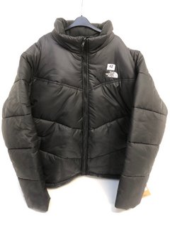 THE NORTH FACE LOGO PRINT ZIP UP PUFFER COAT IN BLACK SIZE: XXL RRP - £300: LOCATION - E1