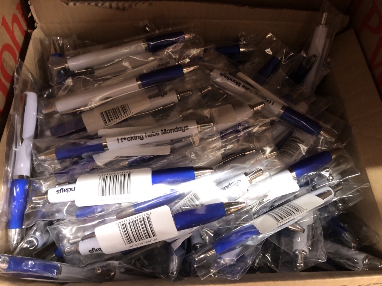 John Pye Auctions APPROX 100X TONGUE IN PEACH FUNNY NOVELTY PUSH PEN