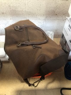 QTY OF ASSORTED JOHN LEWIS & PARTNERS ITEMS TO INCLUDE CAMBRIDGE SMALL HOLDALL IN BROWN - RRP: £75.00: LOCATION - AR14