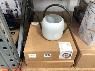 3 X ASSORTED JOHN LEWIS & PARTNERS ITEMS TO INCLUDE WATERING CAN IN GREEN: LOCATION - AR15