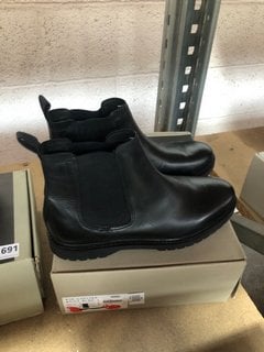 JOHN LEWIS & PARTNERS CHELSEA BOOTS IN BLACK - UK SIZE: 12: LOCATION - AR15