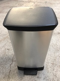 CURVER DECO BIN IN GREY - 50 LITRE: LOCATION - A5T