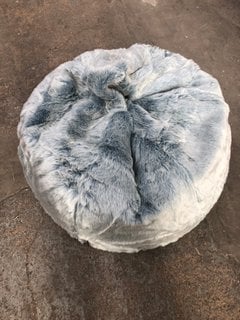 2 X FAUX FUR BEAN BAGS IN BLUE/GREY: LOCATION - A6T