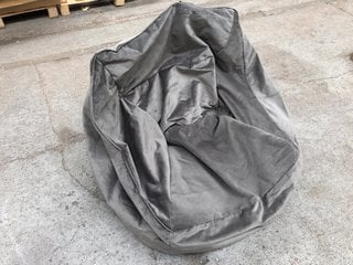 LARGE VELVET BEAN BAG IN GREY: LOCATION - A6T