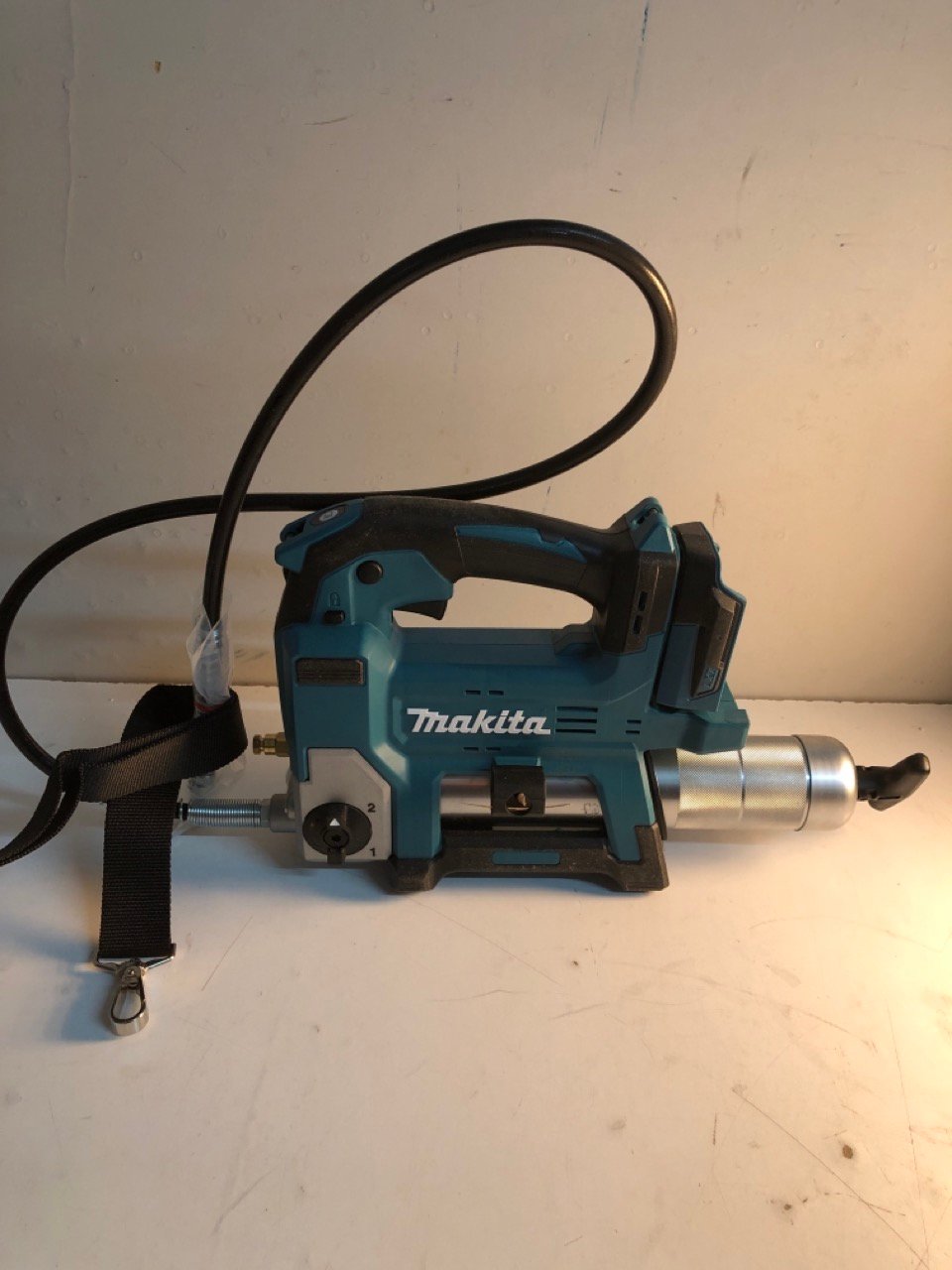John Pye Auctions MAKITA CORDLESS GREASE GUN