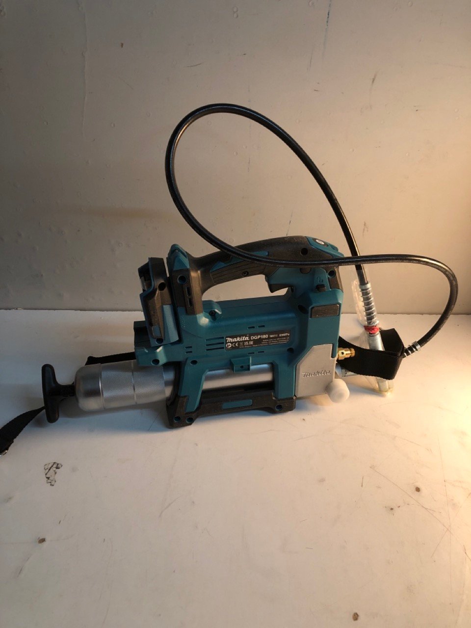 John Pye Auctions MAKITA CORDLESS GREASE GUN