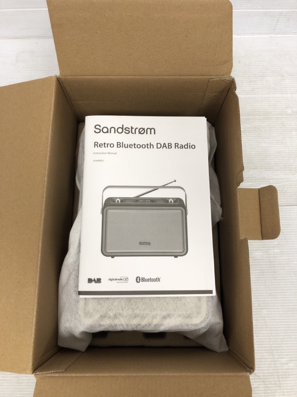 John Pye Auctions SANDSTROM RETRO BLUETOOTH DAB RADIO