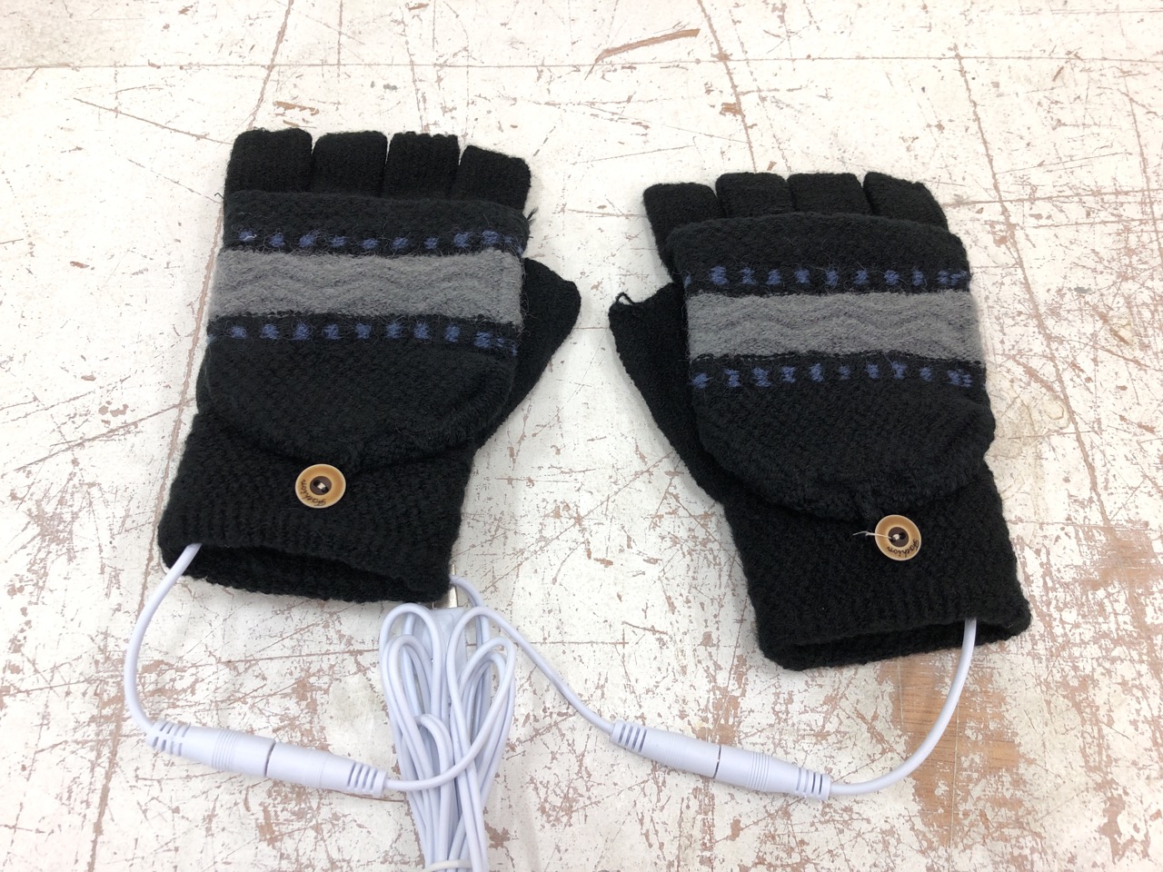 John Pye Auctions 16X CHARGING AND HEATING RABBIT GLOVES RRP £111.84