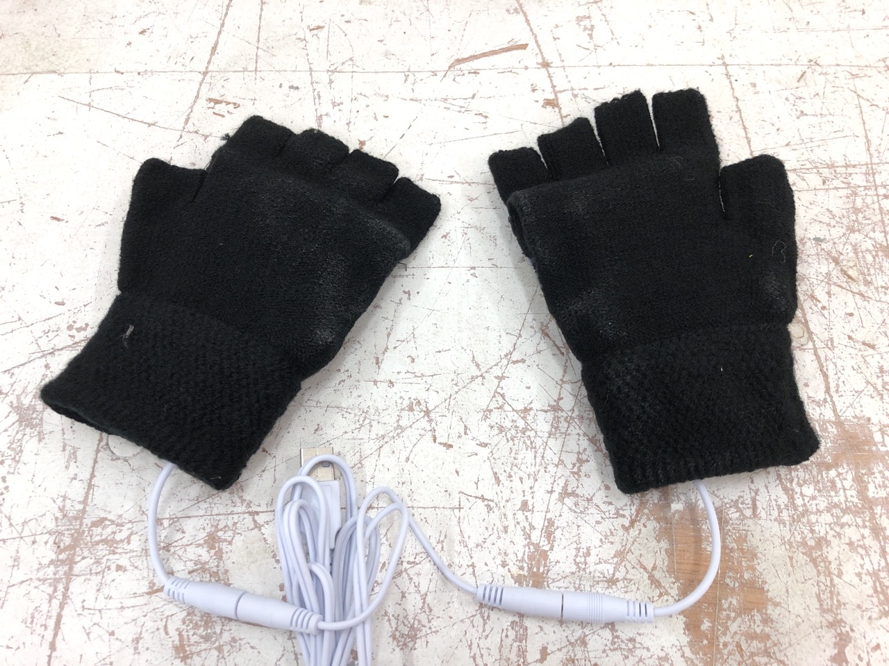 John Pye Auctions 16X CHARGING AND HEATING RABBIT GLOVES RRP £111.84