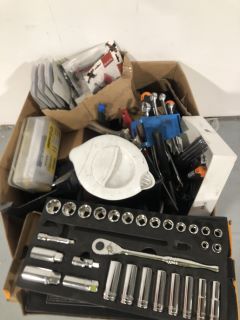 BOX OF BIKE TOOLS/ PARTS TO INCLUDE HALFORDS 31 PIECE 3/8" SOCKET SET 8-24MM, SILVERLINE COMBINATION ETRIC SPANNER SET 6PCE 8-17MM AND EBC BRAKE PADS (CFA660/4) - APPRO RRP £300