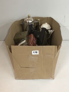 A BOX OF ASSORTED ANTIQUE AND VINTAGE ITEMS TO INCLUDE SILVER PLATE