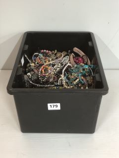 A LARGE TUB OF COSTUME AND VINTAGE JEWELLERY