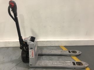 ELECTRIC PALLET TRUCK LI-ION EPL 1531, APPROX RRP £1000