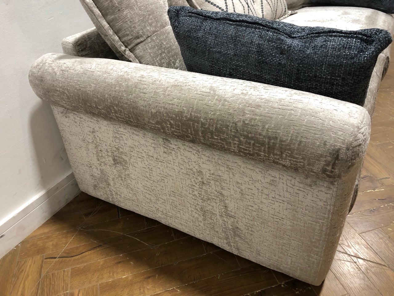 John Pye Auctions OAK FURNITURELAND BASSETT 4 SEATER PILLOW BACK SOFA