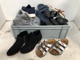 QTY OF ASSORTED WOMENS CLOTHING IN VARIOUS SIZES TO INCLUDE BONOVA SANDALS IN SILVER - SIZE UK 5: LOCATION - WA5