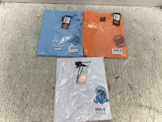 3 X ASSORTED SANTA CRUZ T-SHIRTS IN SIZE SMALL TO INCLUDE SCREAMING WAVE T-SHIRT IN SKY BLUE: LOCATION - D17