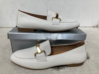 GABOR WOMENS JANGLE LEATHER SHOES IN CREAM - SIZE UK 7: LOCATION - WA6