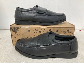 CHUMS MENS VELCRO LEATHER SHOES IN BLACK - SIZE UK 13: LOCATION - WA8