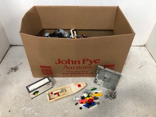 BOX OF ASSORTED LEGO PIECES: LOCATION - A16