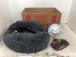 QTY OF ASSORTED PET ITEMS TO INCLUDE SMALL ROUND FAUX FUR DOG BED IN GREY: LOCATION - A15