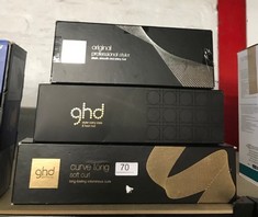 QTY OF ITEMS TO INCLUDE GHD ORIGINAL - HAIR STRAIGHTENER, ICONIC CERAMIC FLOATING PLATES WITH SMOOTH GLOSS COATING FOR LASTING RESULTS WITH NO EXTREME HEAT, 30 SECOND HEAT UP TIME: LOCATION - BACK RA