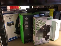 QTY OF ITEMS TO INCLUDE VENOM TWIN CHARGING DOCK WITH 2 X RECHARGEABLE BATTERY PACKS - BLACK (XBOX SERIES X & S/XBOX ONE): LOCATION - G