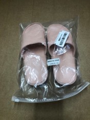 QTY OF ADULT SHOES TO INCLUDE WOMENS SLIPPERS SHOWER SANDALS PINK UK3/4: LOCATION - D RACK