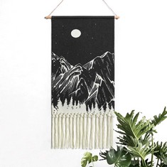 QTY OF ASSORTED ITEMS TO INCLUDE BETYLIFOY BOHEMIAN MACRAME WOVEN WALL HANGING BLACK AND WHITE FULL MOON STAR TAPESTRY WALL DECOR: LOCATION - G RACK