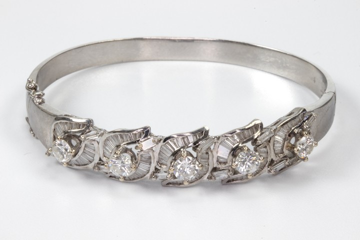 18K White 3.15ct Diamond Bangle, 15.5cm, 18.7g. Colour G-H, Clarity VVS2-Si1 and Si2-Si3.  Auction Guide: £1,500-£2,000 (VAT Only Payable on Buyers Premium)