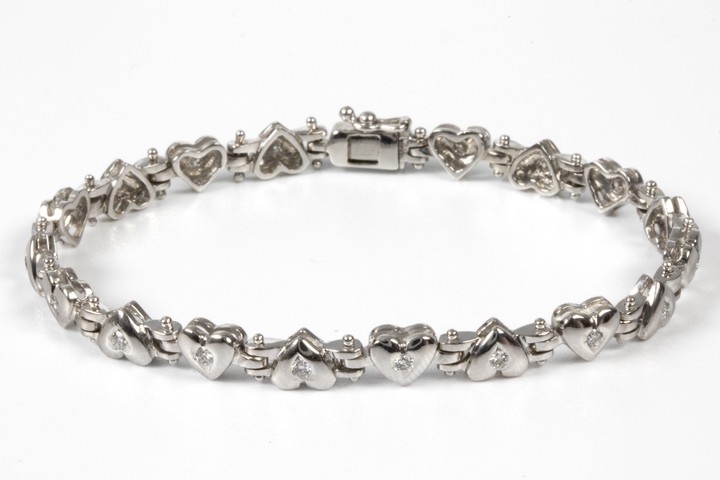 18K White 0.19ct Diamond Hearts Bracelet, 16cm, 12.2g.  Auction Guide: £1,100-£1,600