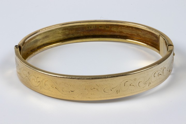 18K Yellow Patterned Hinge Bangle, 17cm, 23g.  Auction Guide: £750-950 (VAT Only Payable on Buyers Premium)