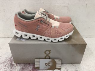 QU CLOUD 5 TRAINERS IN ROSE/SHELL SIZE UK 4 - RRP £150