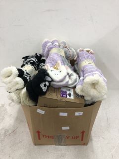 20 X CLOTHING TO INLCUDE JANE & BLEECKER SLIPPER SOCKS & SHEARLING SLIPPERS SIZE UK 6 - RRP £230
