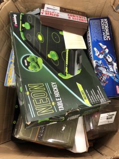 QUANTITY OF ITEMS TO INCLUDE NEON TABLE HOCKEY & HYDRAULIC ROBOT ARM - APPROX RRP £350