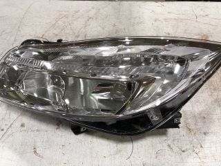 A PALLET OF ASSORTED CAR HEADLIGHTS TO INCLUDE OS HEADLAMP BERLINGO AND OS OCTAVIA LIGHT APPROX RRP £600